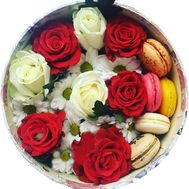 Коробка с цветами и макаронами