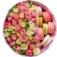Коробка с кустовыми розами и макарунами