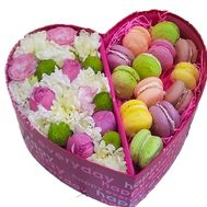 Коробка сердце с цветами и макарунами