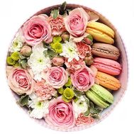 Коробочка цветов с макарунами