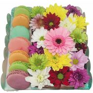 Коробочка с цветами и макарунами