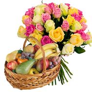 Кошик фруктів і букет різнокольорових троянд