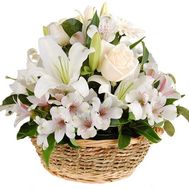 Корзина из белых цветов