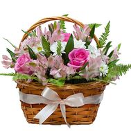 Корзина из роз и альстромерий