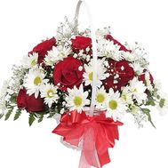 Корзина из роз и хризантем