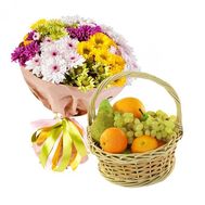 Корзинка фруктов с букетом