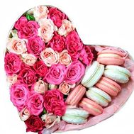 Кустовые розы и макаруны в коробке сердце