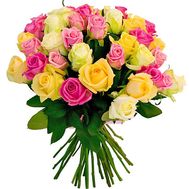 Милый букет из разноцветных роз