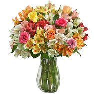 Многоцветие роз и альстромерий в букете