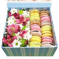 Подарочная коробка с цветами и макарунами