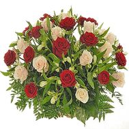 Троянди і альстромерії в кошику