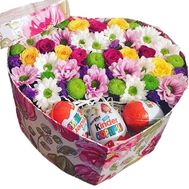 Сладкая коробка с цветами и киндерами