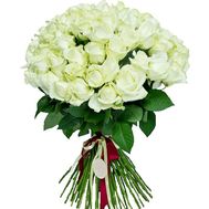 Українські білі троянди в букеті