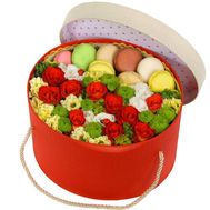 Великолепная композиция в круглой коробке с макарунами