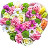 Веселая коробка сердце с цветами и макарунами