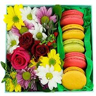 Яркая коробочка с пирожными