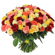 Яскравий букет із 151 різнобарвною троянди