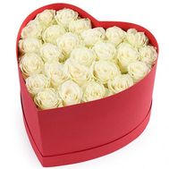 25 белых роз в коробке сердце
