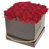 25 червоних троянд в квадратної коробці