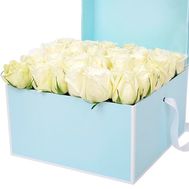 31 біла троянда в квадратної коробці