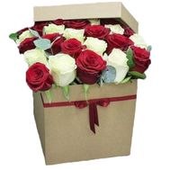 31 троянда в квадратної коробці