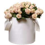 51 кремова троянда в круглій коробці