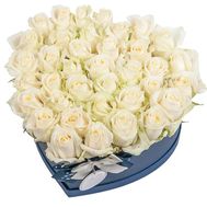 Білі троянди в коробці у формі серця