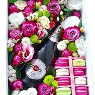 Цветы, макаруны и шампанское в коробке