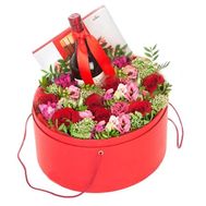 Цветы в шляпной коробке с вином и конфетами