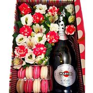 Коробка с цветами, макарунами и шампанским