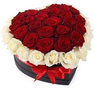 Коробка з червоними і білими трояндами серцем