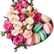 Box of flowers in the form of heart with macarons