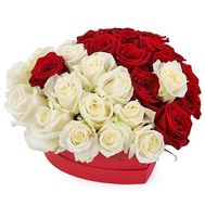 Червоні і білі троянди в коробці серце