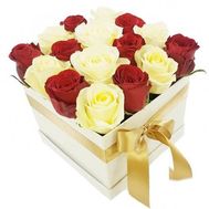 Червоні і білі троянди в квадратної коробці