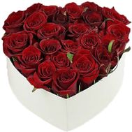 Красные розы в коробке сердце