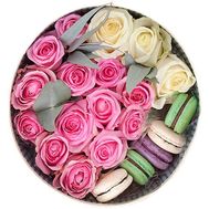 Round box with roses and macarons