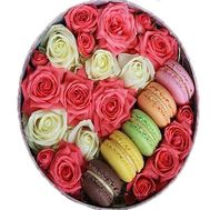 Round box with roses and macarons