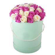 Кругла капелюшна коробка з 41 трояндою