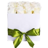 Квадратна коробка з білими трояндами