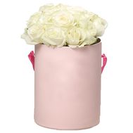 Невелика коробка білих троянд