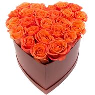 Помаранчеві троянди в коробці серце