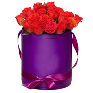 Помаранчеві троянди в круглій коробці