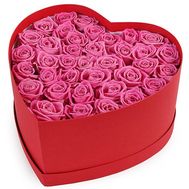 Рожеві троянди в коробці у формі серця