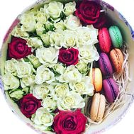 Roses and Macarons in a round box