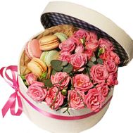 Roses and macarons in a round box