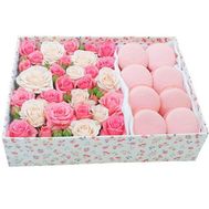Roses with macarons in a rectangular box