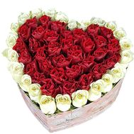 Троянди у великій коробці у формі серця