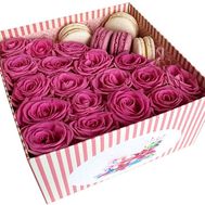 Roses in a square box with Macarons