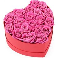 Серце з рожевих троянд в коробці