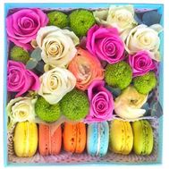 Макароны и цветы в квадратной коробке